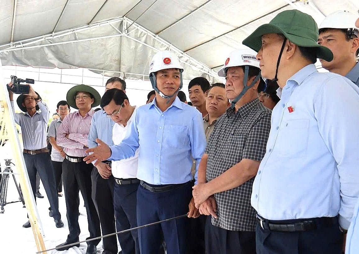 Phó Chủ tịch Quốc hội Lê Minh Hoan nghe chủ đầu tư thuyết minh về tiến độ thi công dự án xây dựng đường Hồ Chí Minh, đoạn qua tỉnh An Giang và Cà Mau. Ảnh: CTV. Phó Chủ tịch Quốc hội Lê Minh Hoan nghe chủ đầu tư thuyết minh về tiến độ thi công dự án xây dựng đường Hồ Chí Minh, đoạn qua tỉnh An Giang và Cà Mau. Ảnh: CTV.