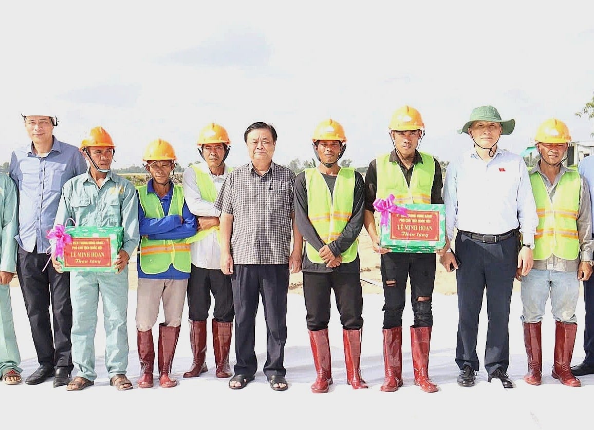 Phó Chủ tịch Quốc hội Lê Minh Hoan (đứng giữa) đến thăm hỏi, tặng quà động viên cán bộ kỹ sư, công nhân đang thi công trên công trường Dự án đường Hồ Chí Minh đoạn qua tỉnh An Giang, Cà Mau. Ảnh: CTV. Phó Chủ tịch Quốc hội Lê Minh Hoan (đứng giữa) đến thăm hỏi, tặng quà động viên cán bộ kỹ sư, công nhân đang thi công trên công trường Dự án đường Hồ Chí Minh đoạn qua tỉnh An Giang, Cà Mau. Ảnh: CTV.