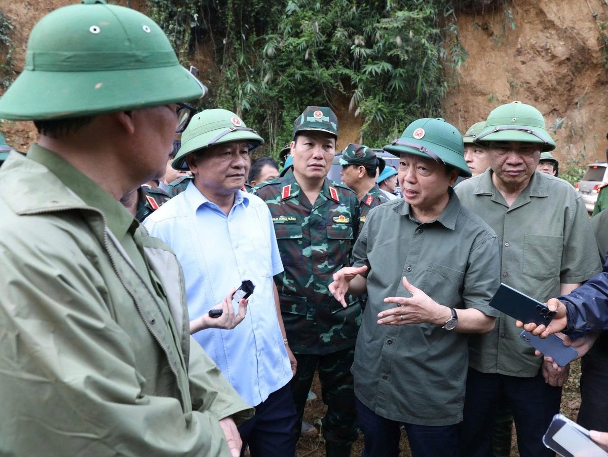 Phó Thủ tướng Trần Hồng Hà chỉ đạo các cấp chính quyền, lực lượng khẩn trương triền khai các giải pháp cứu hộ, khắc phục hậu quả mưa lũ. Ảnh: Trần Hương.