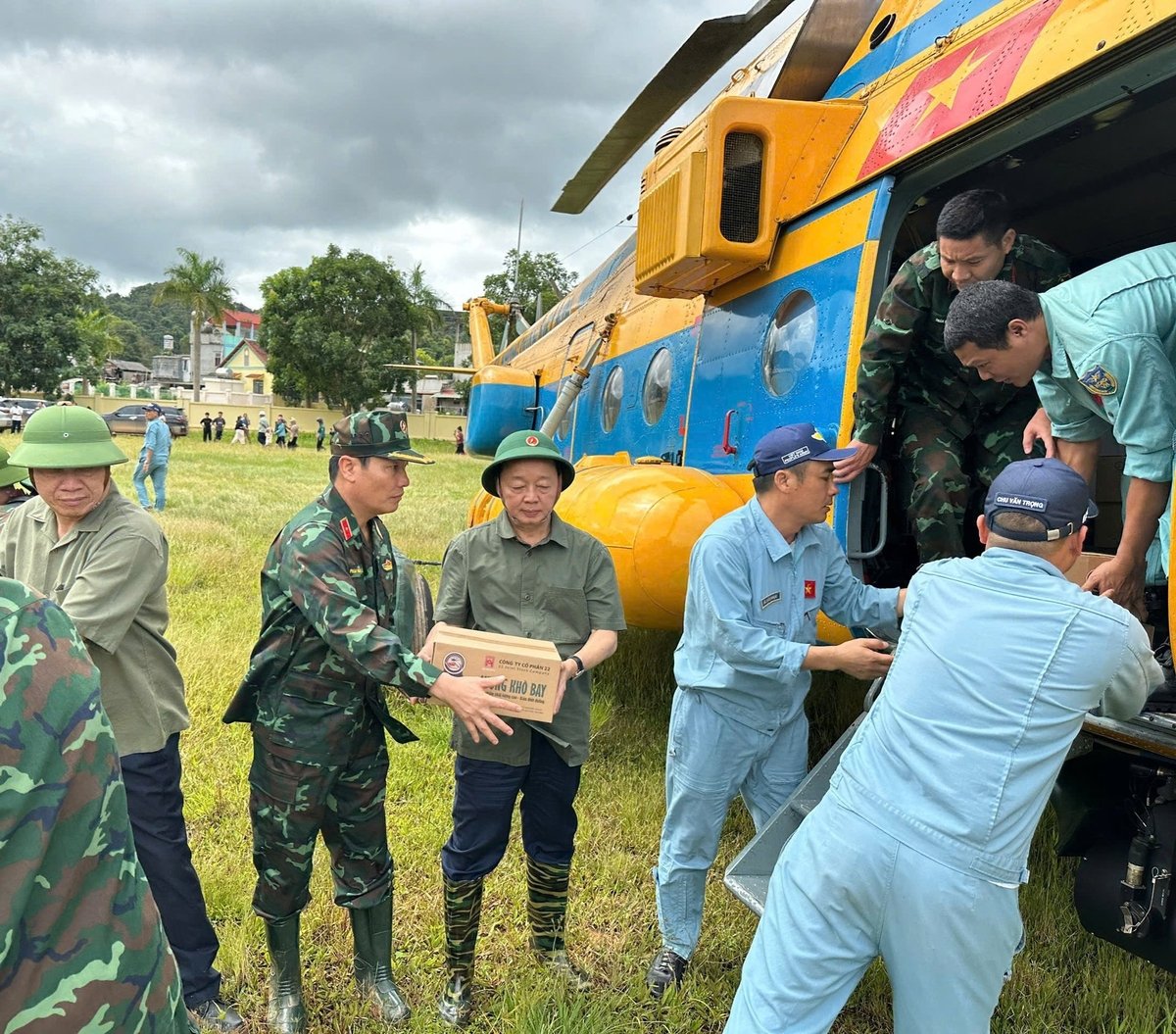 Phó Thủ tướng cùng lãnh đạo tỉnh Điện Biên vận chuyển hàng cứu trợ. Ảnh: Hoàng Châu.