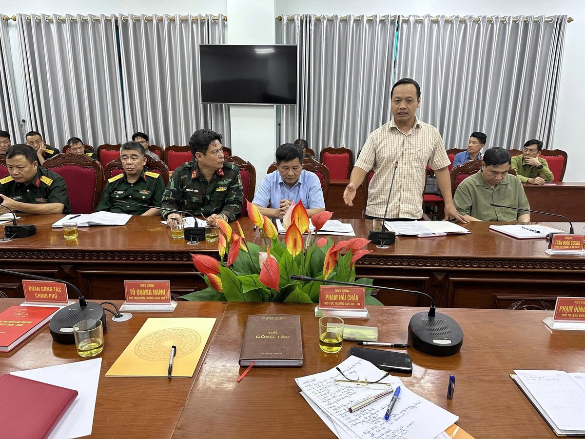 Phó Bí thư Tỉnh ủy Trần Tiến Dũng báo cáo về tình hình thiệt hại và phương án khắc phục. Ảnh: Trần Hương.