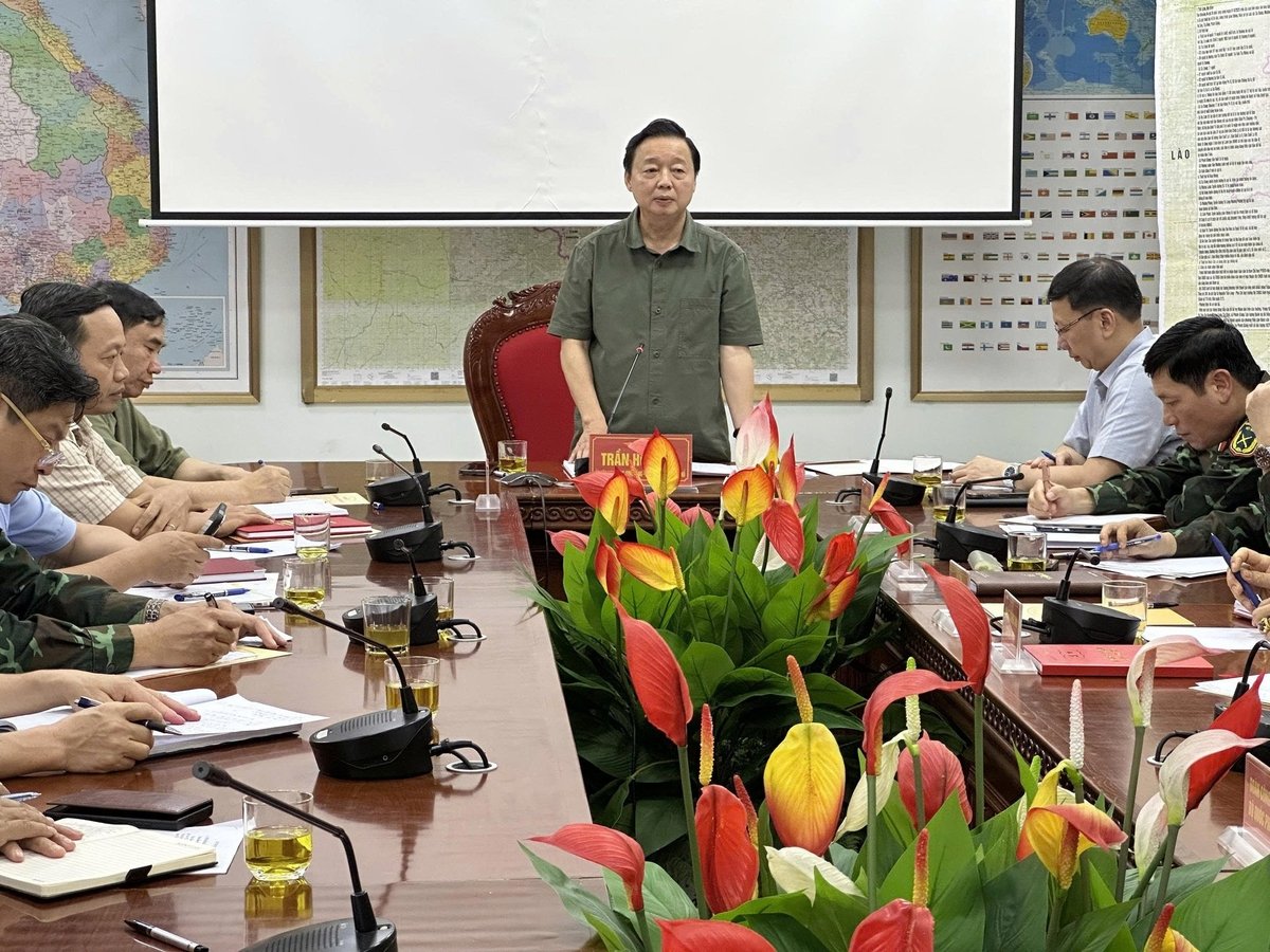 Phó Thủ tướng Trần Hồng Hà chỉ đạo sau khi kiểm tra thực tế lũ quét tại Điện Biên. Ảnh: Trần Hương.