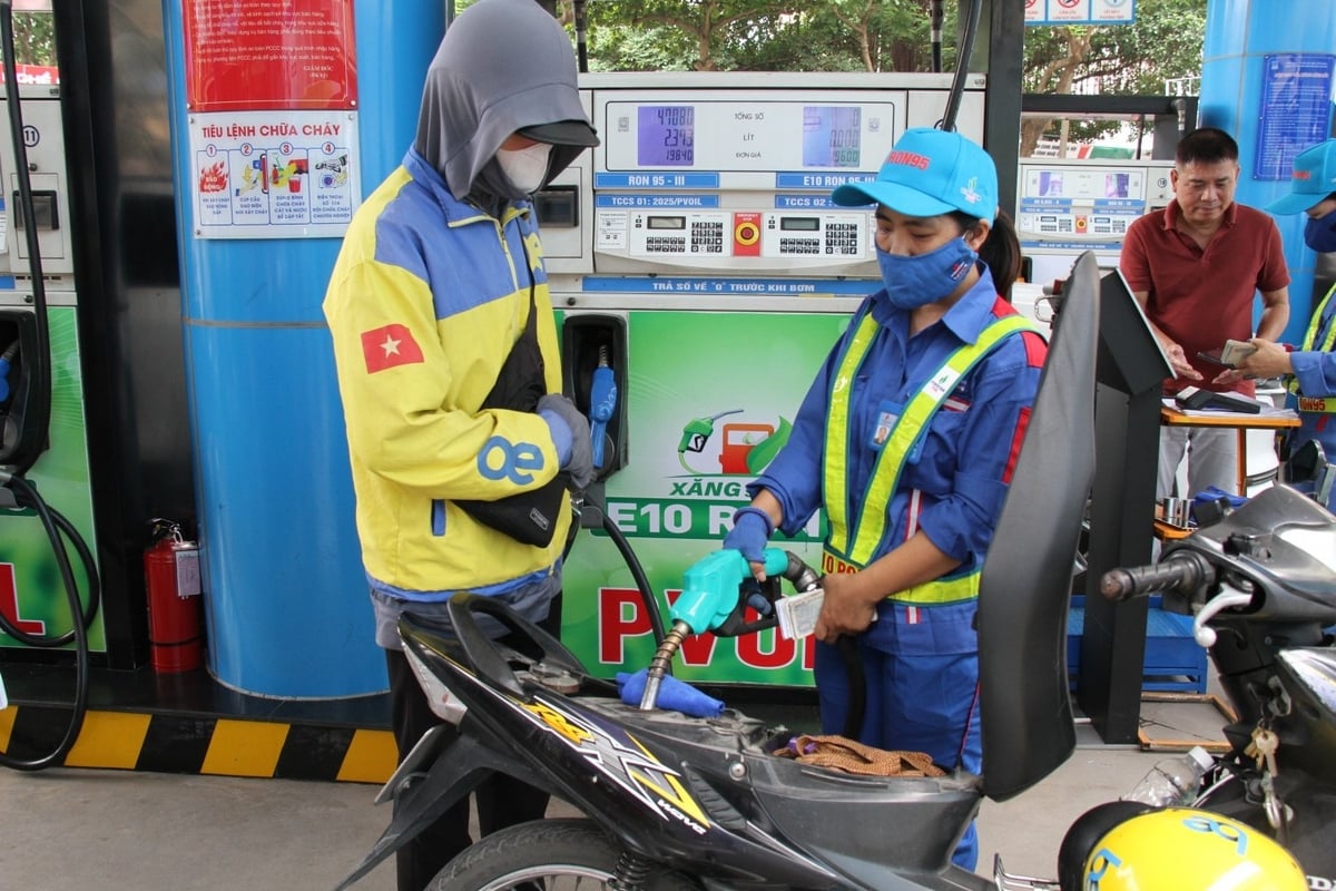 Trong ngày 01/8 cho thấy, việc triển khai thí điểm bán E10 RON95 tại Hà Nội và Hải Phòng đã nhận được sự đón nhận tích cực từ người dân. Ảnh: PVOIL. Trong ngày 01/8 cho thấy, việc triển khai thí điểm bán E10 RON95 tại Hà Nội và Hải Phòng đã nhận được sự đón nhận tích cực từ người dân. Ảnh: PVOIL.
