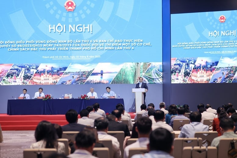 Thủ tướng Phạm Minh Chính chủ trì Hội nghị lần thứ 6 Hội đồng điều phối vùng Đông Nam Bộ và Phiên họp lần thứ 4 Ban Chỉ đạo triển khai Nghị quyết số 98/2023/QH15 của Quốc hội về thí điểm một số cơ chế, chính sách đặc thù phát triển TPHCM. Ảnh: VGP