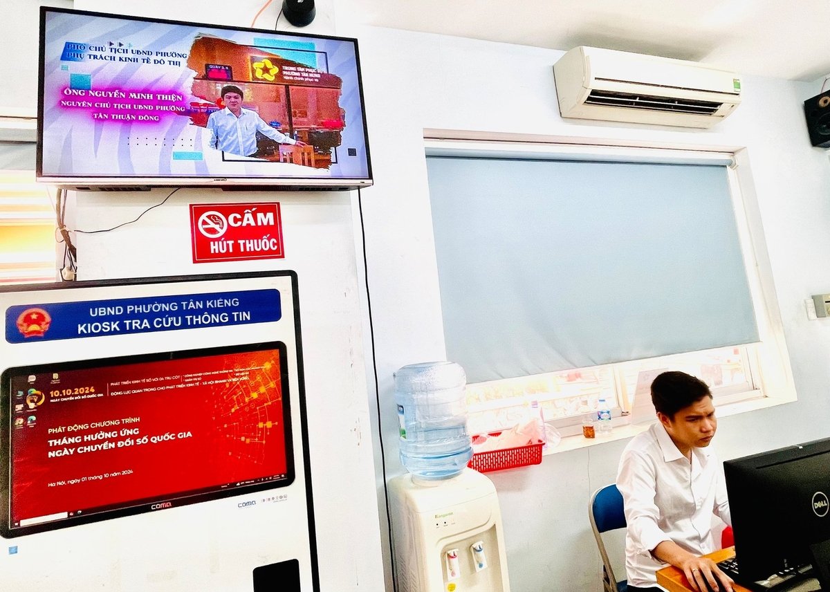 Phòng làm việc phường Tân Hưng đều dán biển cấm hút thuốc lá. Ảnh: Đình Du. Phòng làm việc phường Tân Hưng đều dán biển cấm hút thuốc lá. Ảnh: Đình Du.