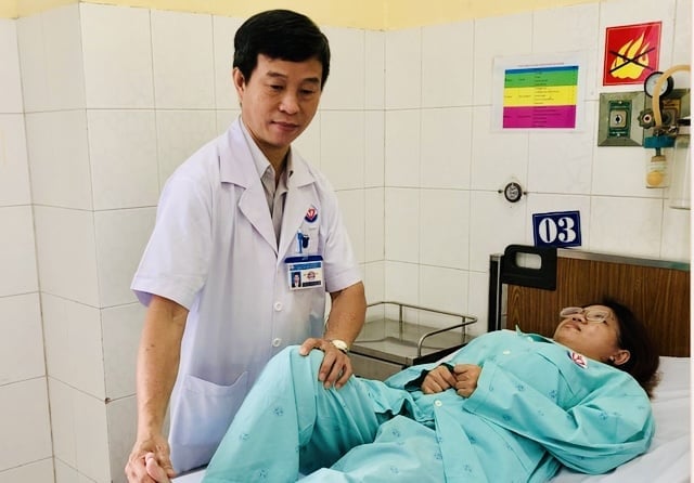 Bác sĩ Hồ Nhựt Tâm, Bệnh viện Trưng Vương TP.HCM thăm khám cho bệnh nhân. Ảnh: Ngọc Bích. Bác sĩ Hồ Nhựt Tâm, Bệnh viện Trưng Vương TP.HCM thăm khám cho bệnh nhân. Ảnh: Ngọc Bích.