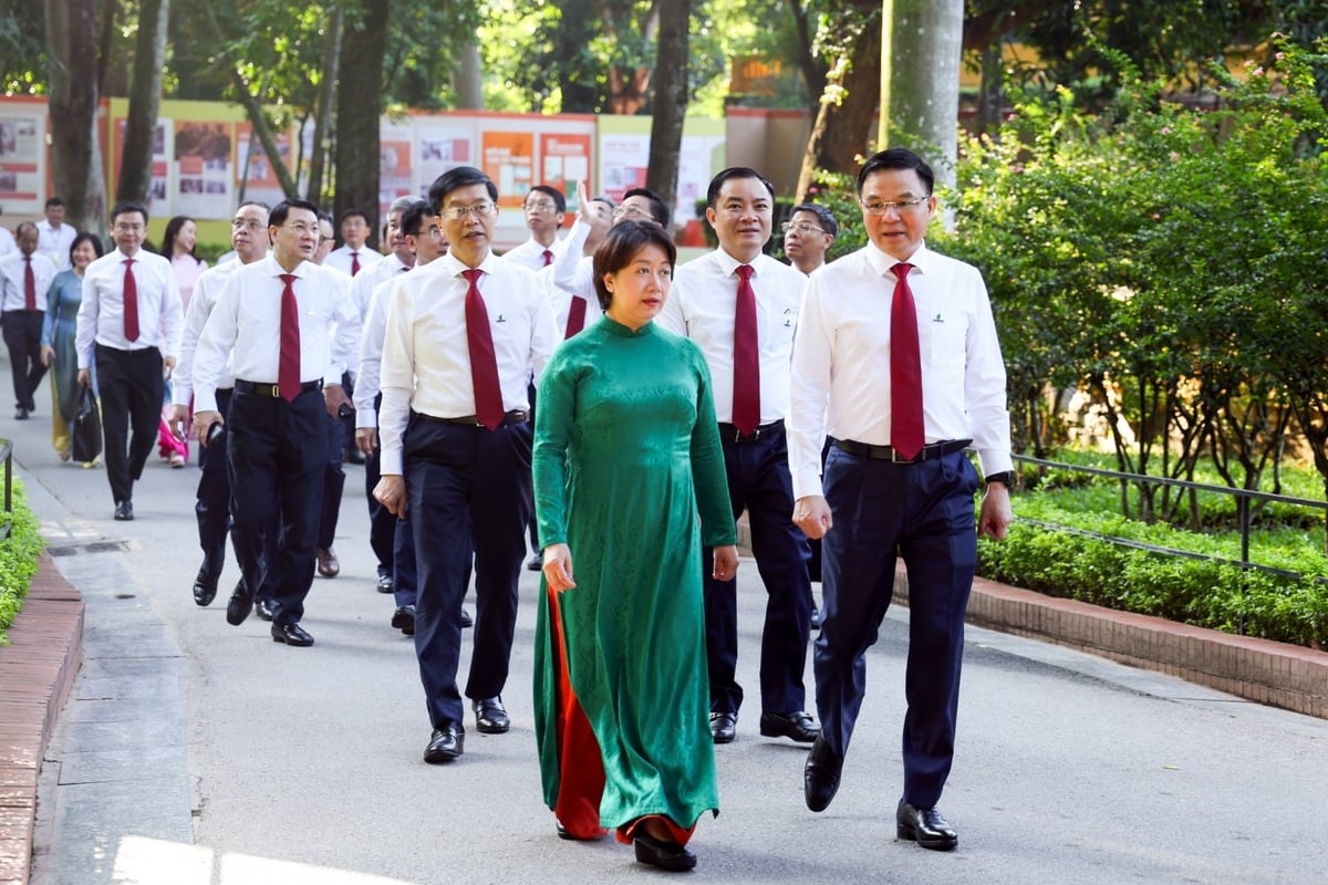 Đoàn nghe giới thiệu về cuộc đời Chủ tịch Hồ Chí Minh. Ảnh: Petrovietnam. Đoàn nghe giới thiệu về cuộc đời Chủ tịch Hồ Chí Minh. Ảnh: Petrovietnam.