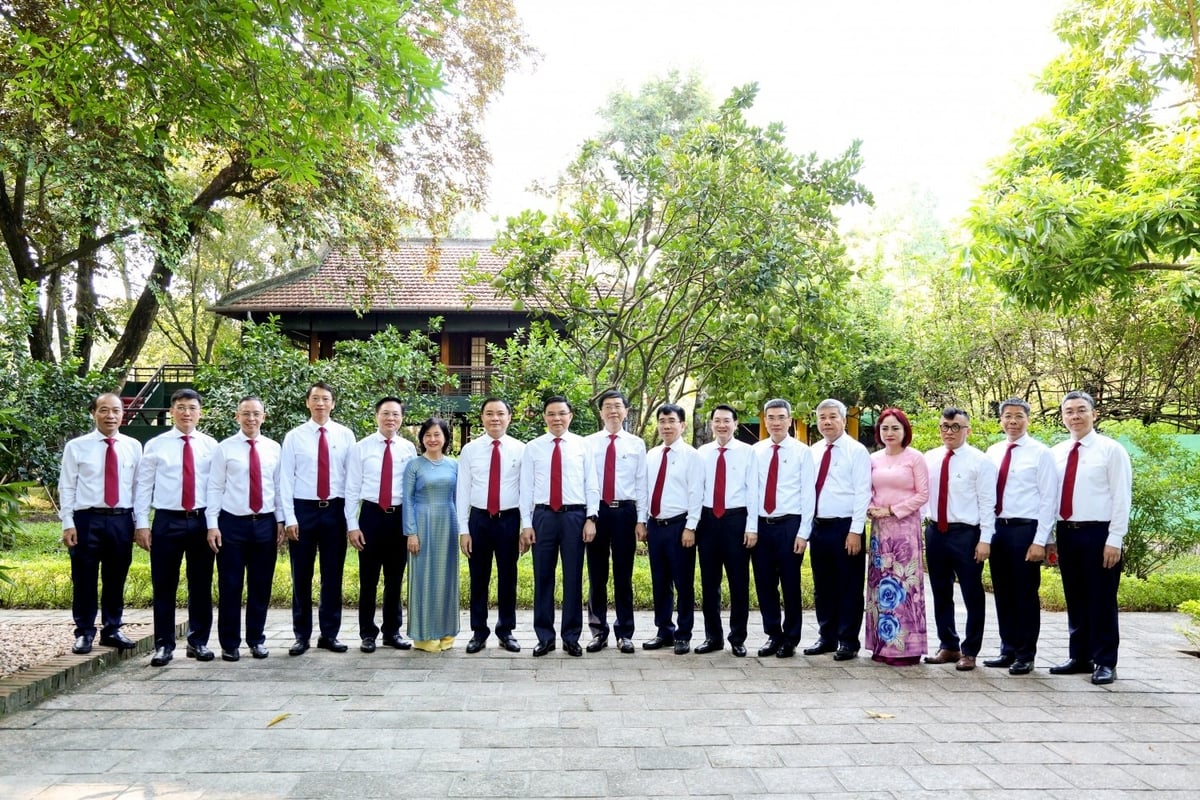 Đoàn đại biểu trước nhà sàn trong Khu di tích Phủ Chủ tịch. Ảnh: Petrovietnam. Đoàn đại biểu trước nhà sàn trong Khu di tích Phủ Chủ tịch. Ảnh: Petrovietnam.