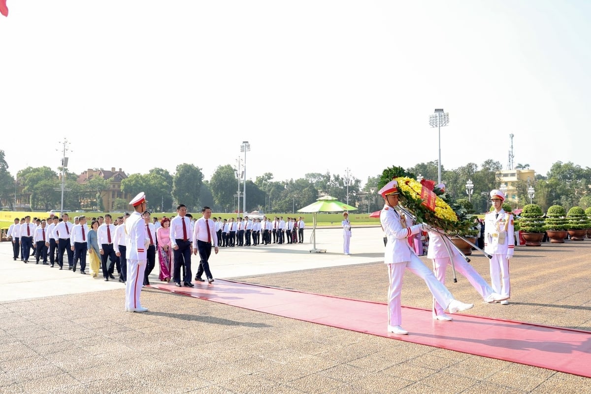 Đoàn đại biểu dâng hoa và vào Lăng viếng Chủ tịch Hồ Chí Minh. Ảnh: Petrovietnam. Đoàn đại biểu dâng hoa và vào Lăng viếng Chủ tịch Hồ Chí Minh. Ảnh: Petrovietnam.