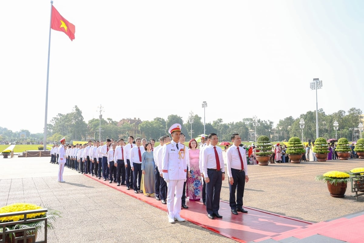 Sáng 2/8, Đoàn đại biểu Petrovietnam dâng hoa và vào Lăng viếng Chủ tịch Hồ Chí Minh. Ảnh: Petrovietnam. Sáng 2/8, Đoàn đại biểu Petrovietnam dâng hoa và vào Lăng viếng Chủ tịch Hồ Chí Minh. Ảnh: Petrovietnam.