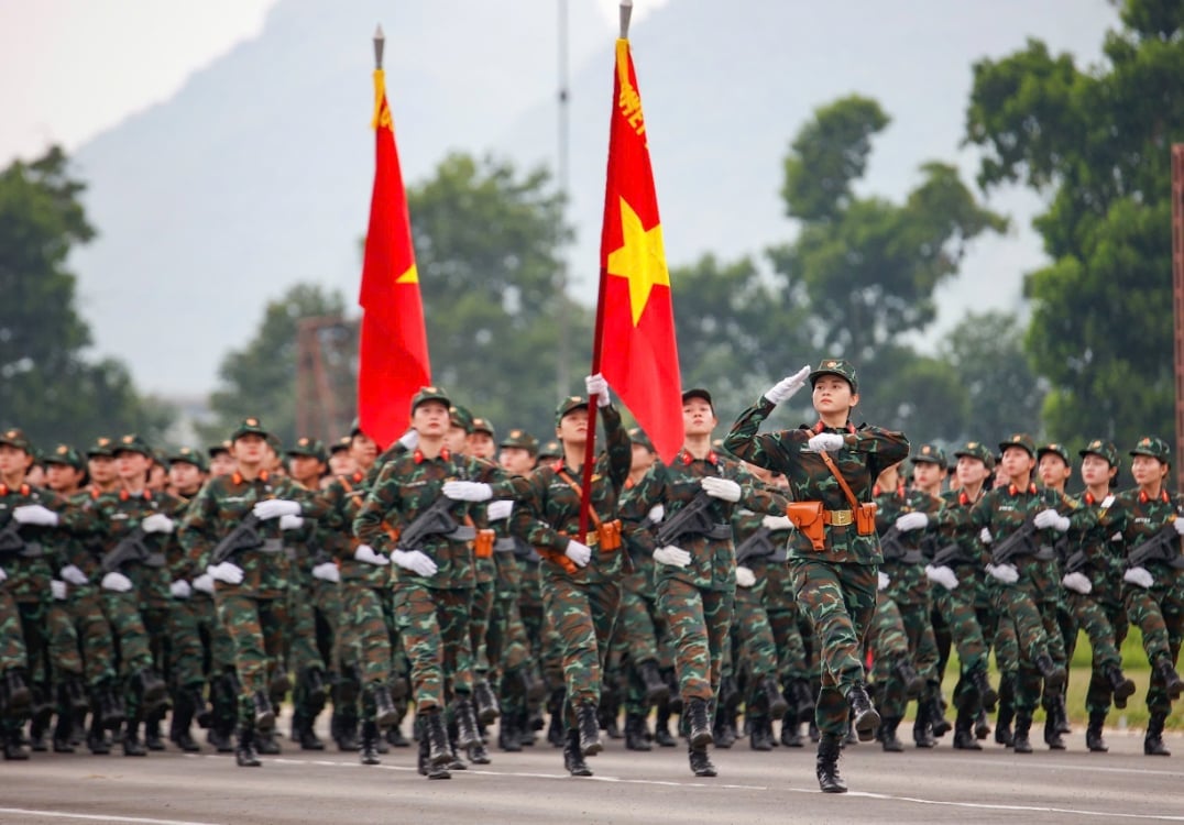 Khối nữ chiến sĩ biệt động hăng say tập luyện chuẩn bị cho Lễ Kỷ niệm, diễu binh, diễu hành. Ảnh: Tuấn Minh.