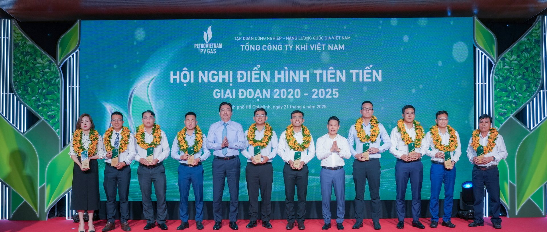 PV GAS tuyên dương 5 tập thể và 10 cá nhân tiêu biểu có thành tích xuất sắc trong các phong trào thi đua giai đoạn 2020 - 2025. Ảnh: PV GAS.