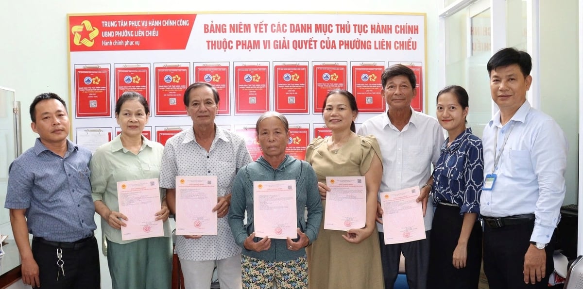 Trao giấy chứng nhận quyền sử dụng đất cho người dân tại phường Liên Chiểu. Ảnh: Lan Anh.