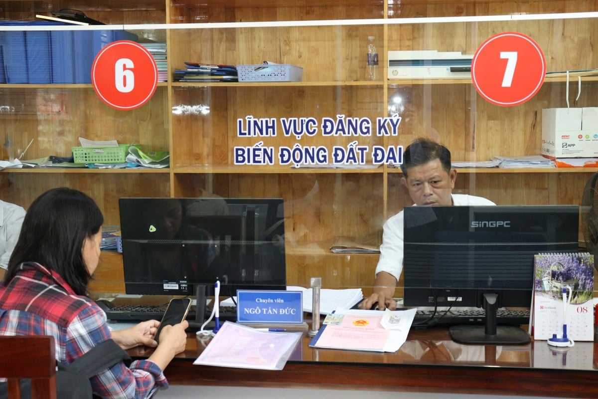 Người dân làm thủ tục tại Trung tâm phục vụ hành chính công phường Liên Chiểu. Ảnh: Lan Anh.