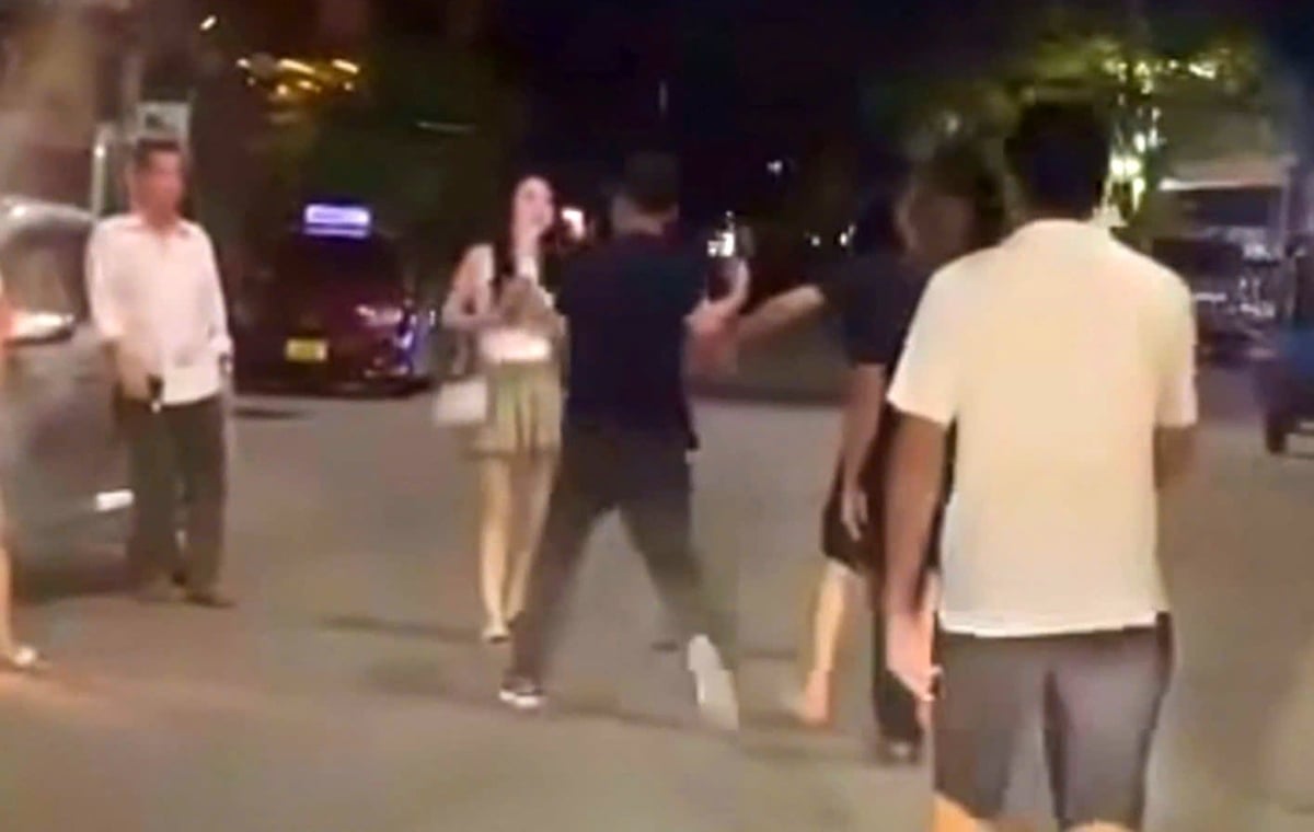 Vụ 3 cô gái, bị nhóm người đàn ông đánh trước cửa quán Karaoke Phantom. Ảnh cắt từ clip. Vụ 3 cô gái, bị nhóm người đàn ông đánh trước cửa quán Karaoke Phantom. Ảnh cắt từ clip.