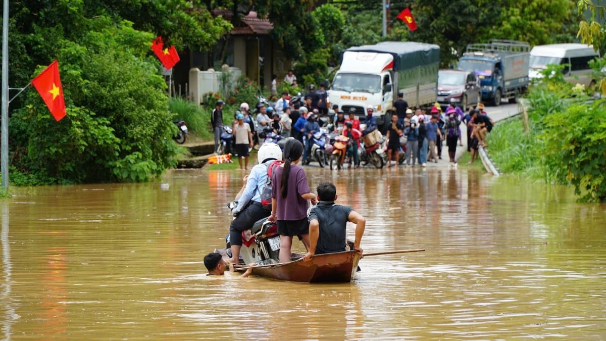 Người dân sử dụng thuyền để đi lại qua các khu vực bị ngập thuộc huyện Sông Mã (cũ). Ảnh: Đức Bình.