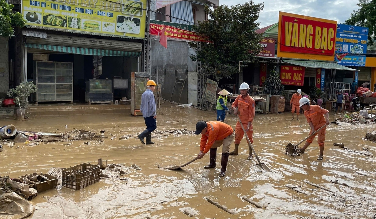 Cán bộ, công nhân viên của Nhà máy thủy điện Khe Bố đồng hành cùng người dân khắc phục hậu quả. Ảnh: An Nhiên.