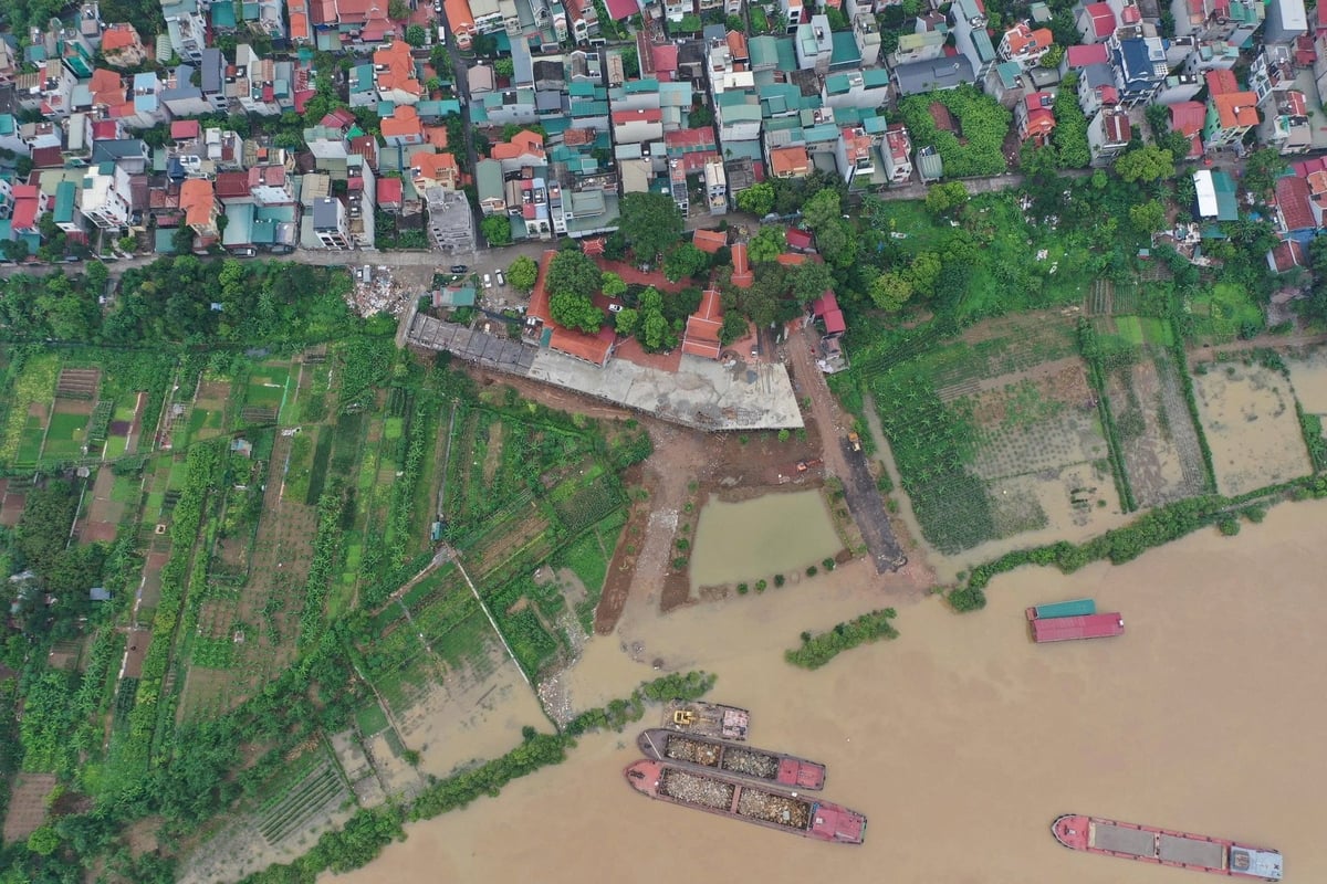 Công trình xây dựng xâm phạm hành lang thoát lũ sông Hồng tại vị trí đền Rừng, phường Bồ Đề. Ảnh: Tùng Đinh. Công trình xây dựng xâm phạm hành lang thoát lũ sông Hồng tại vị trí đền Rừng, phường Bồ Đề. Ảnh: Tùng Đinh.