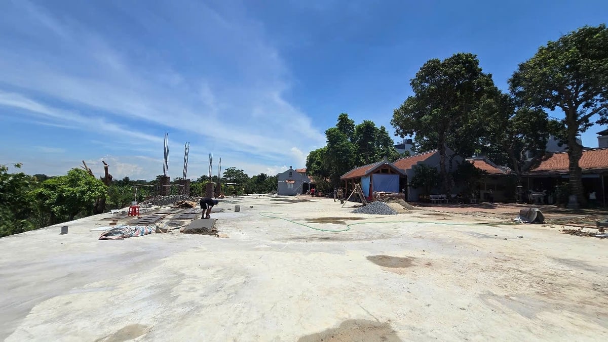 UBND phường Bồ Đề cho biết công trình xây dựng lấn chiếm 860m2 khoảng không của hàng lang thoát lũ sông Hồng. Ảnh: Tùng Đinh. UBND phường Bồ Đề cho biết công trình xây dựng lấn chiếm 860m2 khoảng không của hàng lang thoát lũ sông Hồng. Ảnh: Tùng Đinh.
