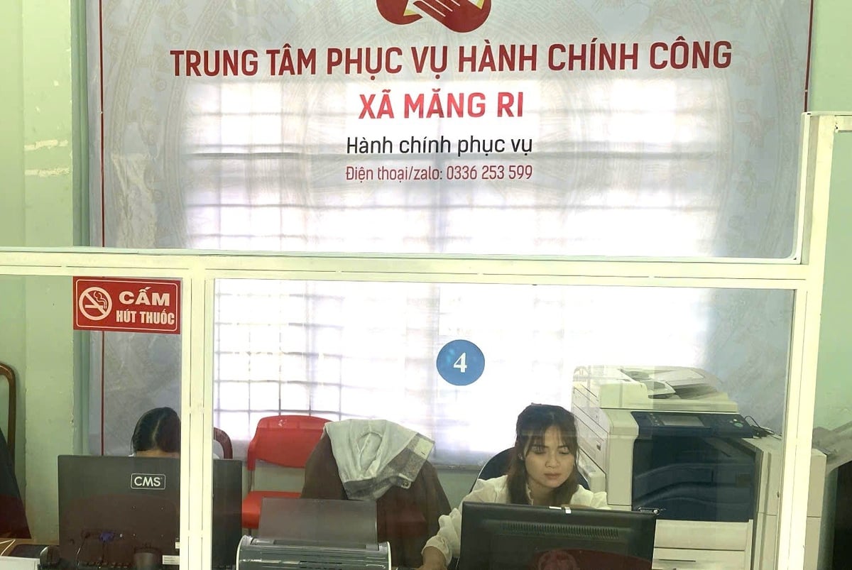 Trung âm phục vụ hành chính công với khẩu hiệu cấm hút thuốc. Ảnh: Tuấn Anh. 