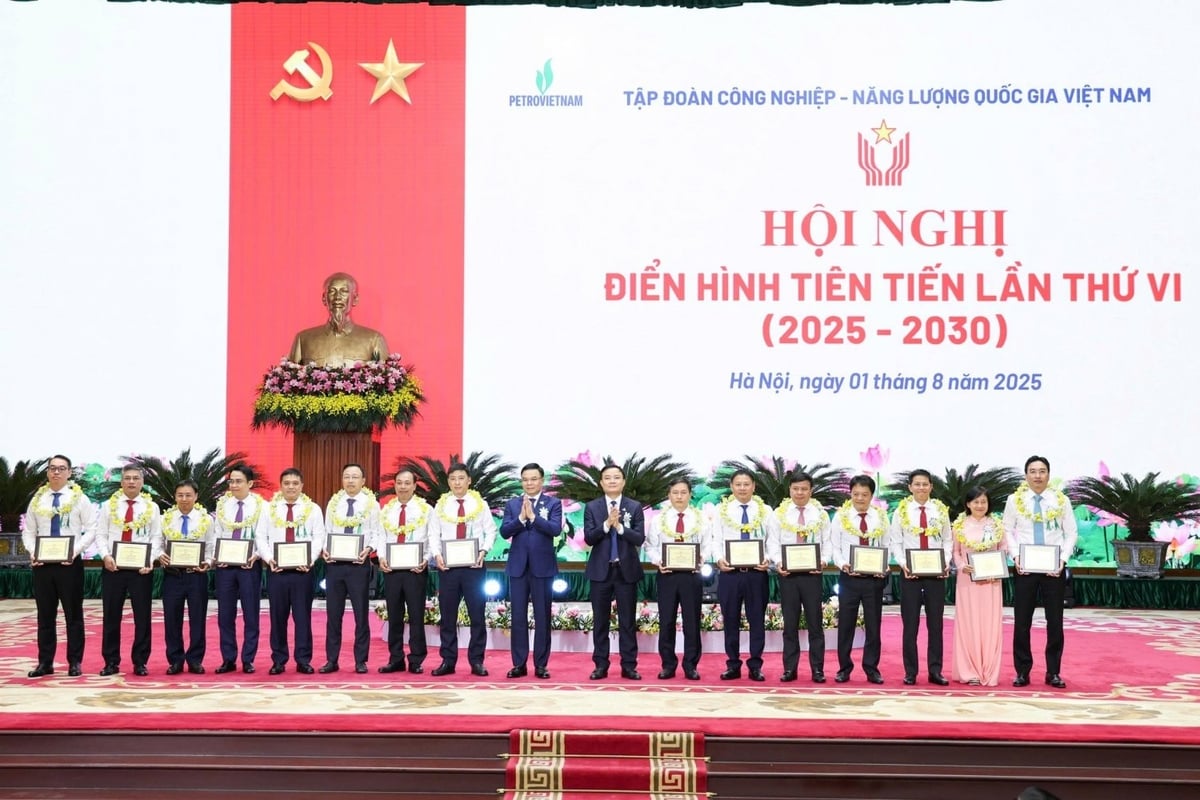 Ông Lê Mạnh Hùng, Bí thư Đảng ủy, Chủ tịch HĐTV Tập đoàn và ông Lê Ngọc Sơn, Phó Bí thư Đảng ủy, Tổng Giám đốc, Chủ tịch Hội đồng TĐKT Tập đoàn trao Biểu trưng tuyên dương, khen thưởng các tập thể điển hình tiên tiến giai đoạn 2020-2024. Ảnh: Petrovietnam.
