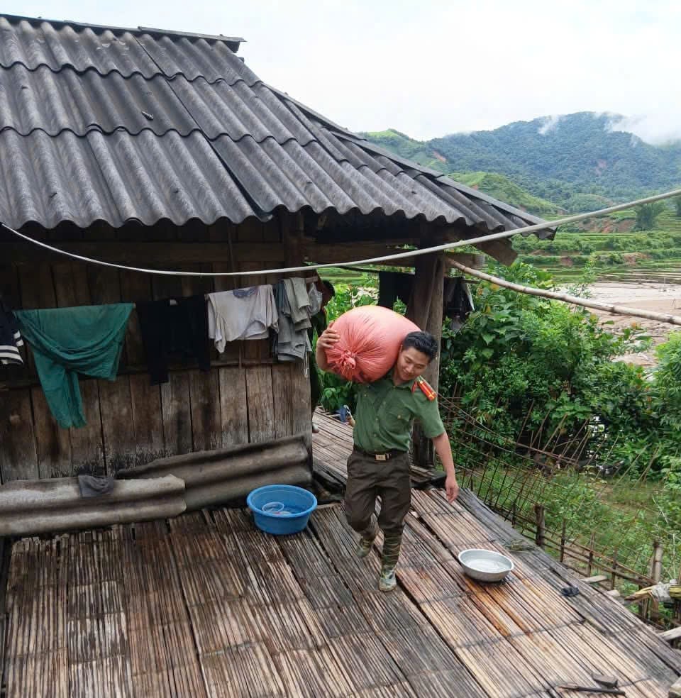 Lực lượng công an đến hỗ trợ giúp bà con xã Mường Luân, tỉnh Điện Biên. ảnh: Công an tỉnh Điện Biên. Lực lượng công an đến hỗ trợ giúp bà con xã Mường Luân, tỉnh Điện Biên. ảnh: Công an tỉnh Điện Biên.