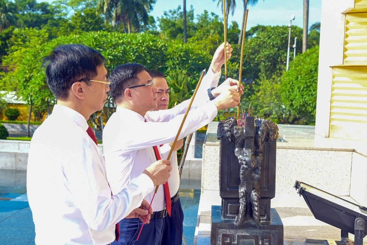 Các đồng chí Thường trực Đảng ủy Petrovietnam dâng hương tại Tượng đài các Anh hùng Liệt sỹ Bắc Sơn. Ảnh: Petrovietnam. Các đồng chí Thường trực Đảng ủy Petrovietnam dâng hương tại Tượng đài các Anh hùng Liệt sỹ Bắc Sơn. Ảnh: Petrovietnam.