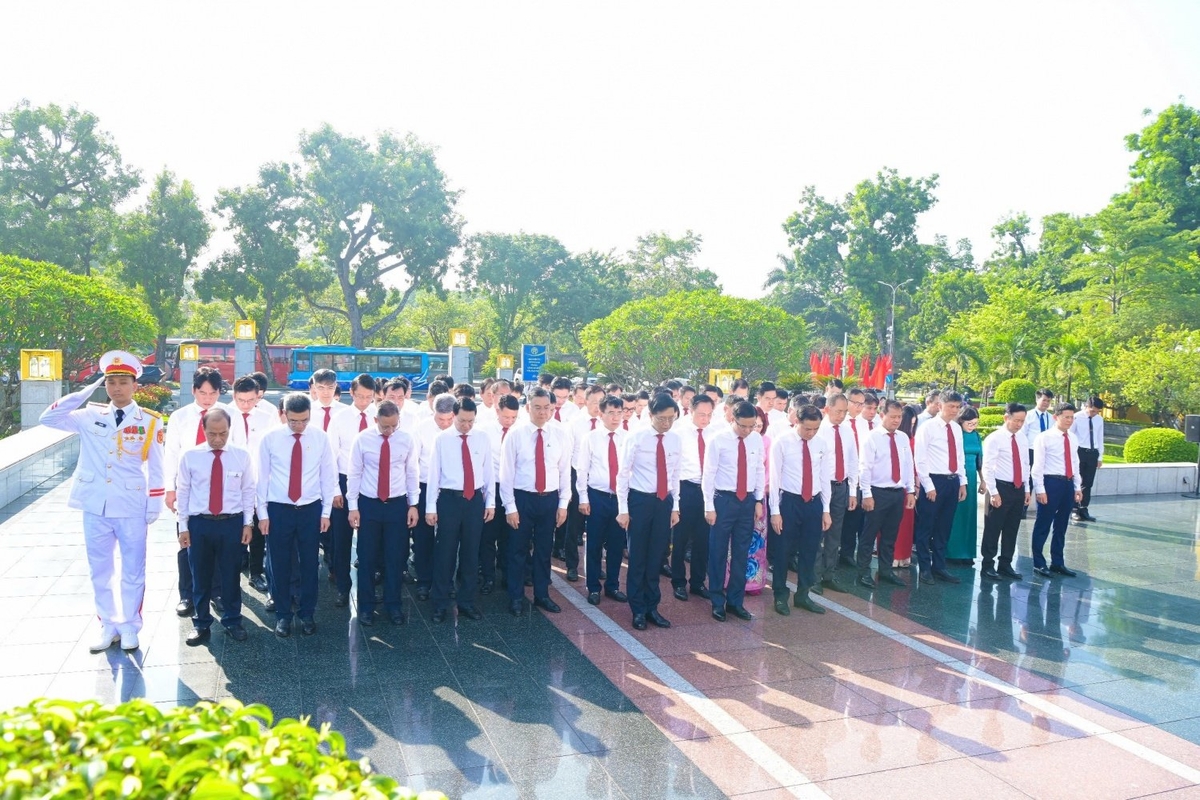 Đoàn thành kính tưởng niệm các Anh hùng Liệt sỹ. Ảnh: Petrovietnam. Đoàn thành kính tưởng niệm các Anh hùng Liệt sỹ. Ảnh: Petrovietnam.