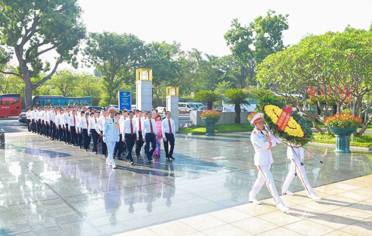 Đoàn tưởng niệm các Anh hùng Liệt sỹ. Ảnh: Petrovietnam. Đoàn tưởng niệm các Anh hùng Liệt sỹ. Ảnh: Petrovietnam.
