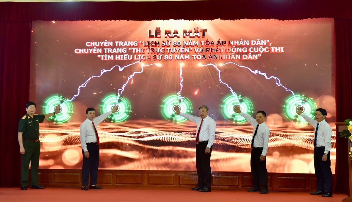 Các đại biểu thực hiện nghi thức ra mắt các Chuyên trang và phát động Cuộc thi ‘Tìm hiểu lịch sử 80 năm Tòa án nhân dân’. Ảnh: Báo Công lý. Các đại biểu thực hiện nghi thức ra mắt các Chuyên trang và phát động Cuộc thi ‘Tìm hiểu lịch sử 80 năm Tòa án nhân dân’. Ảnh: Báo Công lý.