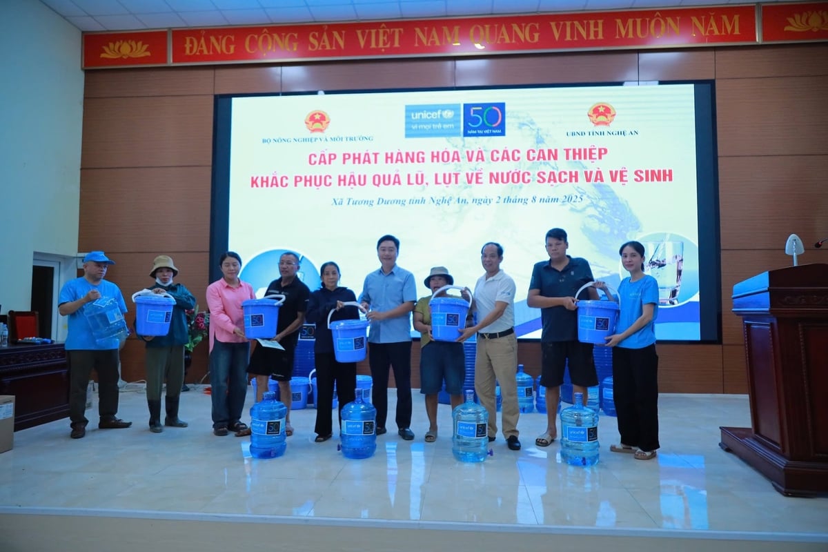 Hỗ trợ các mặt hàng nước sạch giúp người dân vùng lũ Nghệ An sớm ổn định cuộc sống. Ảnh: Ngọc Linh.