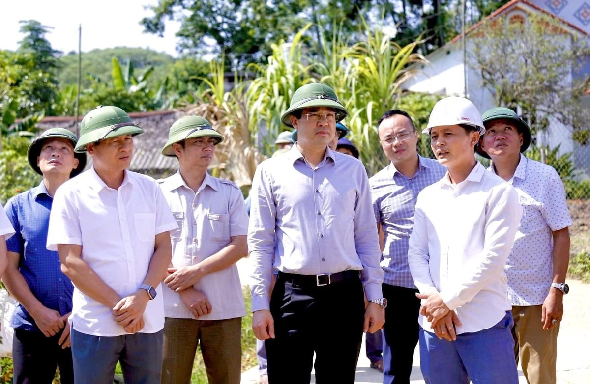 Bí thư Tỉnh ủy Lào Cai, ông Trịnh Xuân Trường đã đi kiểm tra thực tế tại một số điểm thi công Dự án đường dây 500kV Lào Cai - Vĩnh Yên, đoạn qua địa bàn xã Yên Thành và xã Thác Bà. Ảnh: Phan Tuấn.
