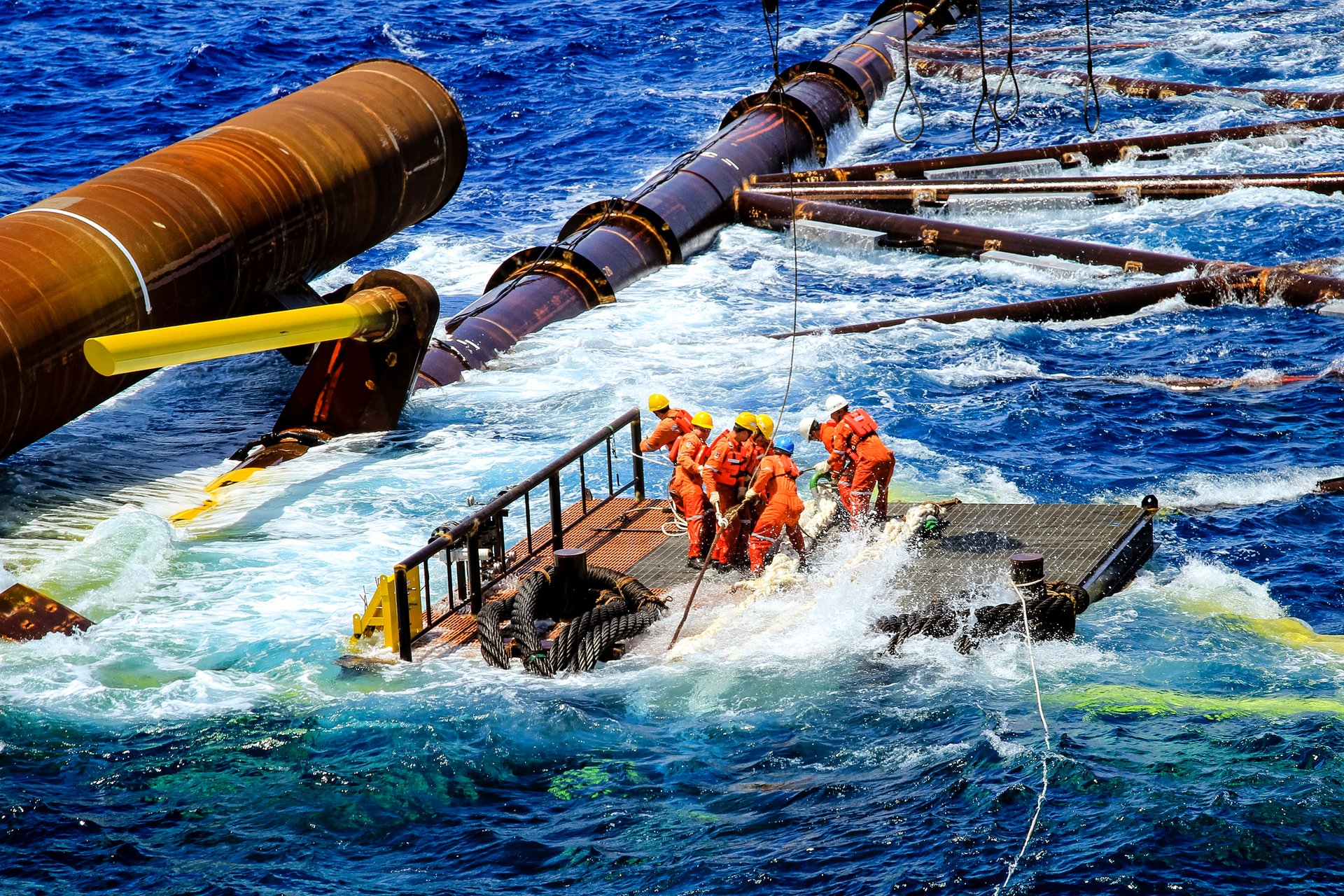 Người Petrovietnam tin rằng, khi làm việc với cả trái tim và sự tri ân, bất kỳ khó khăn, thách thức nào cũng có thể vượt qua. Ảnh: Petrovietnam.