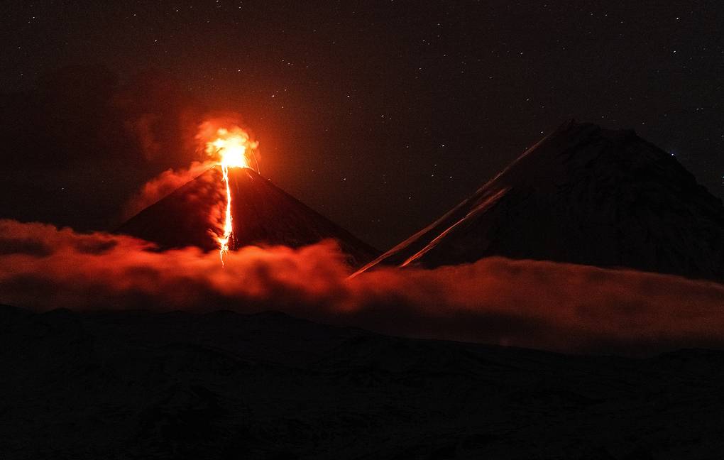 Núi lửa Klyuchevskaya Sopka ở Kamchatka phun trào sau trận động đất mạnh 8,8 độ richter. 