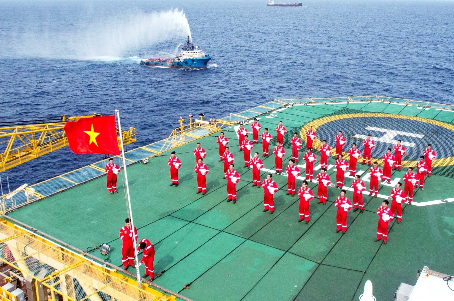 Người lao động Petrovietnam thi đua lập thành tích trên các công trình trọng điểm. Ảnh: Petrovietnam.