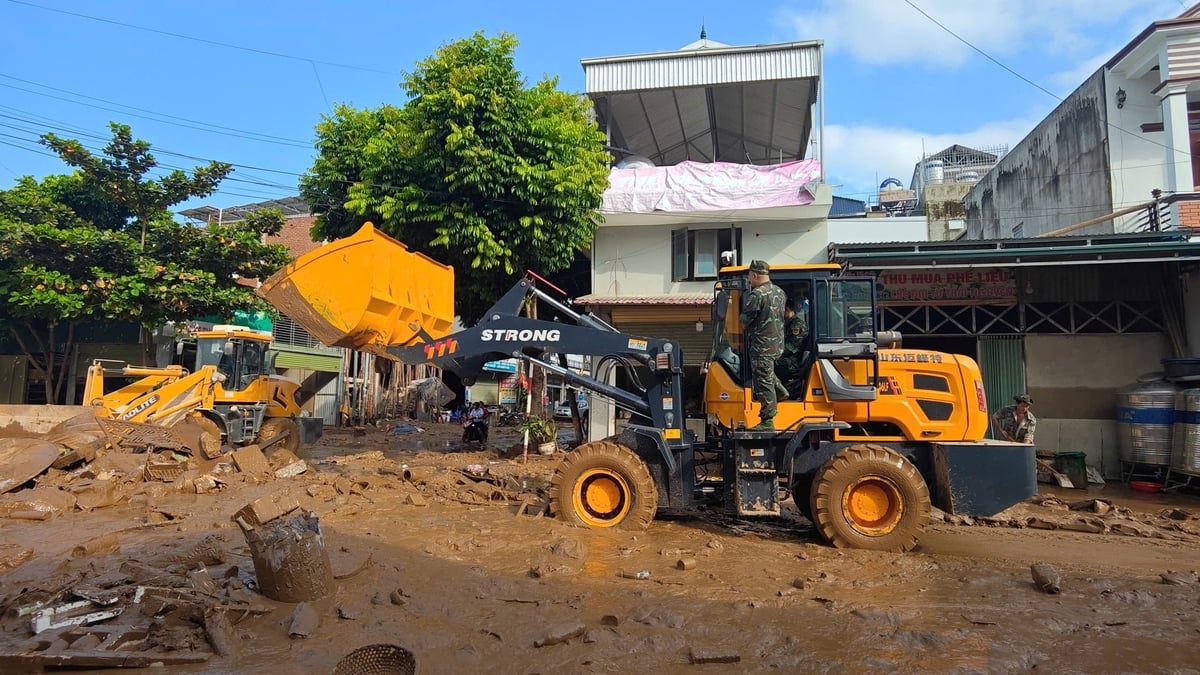 Máy xúc lật được huy động để hỗ trợ dọn bùn đất, khơi thông các tuyến đường. Ảnh: Nguyễn Nga. Máy xúc lật được huy động để hỗ trợ dọn bùn đất, khơi thông các tuyến đường. Ảnh: Nguyễn Nga.