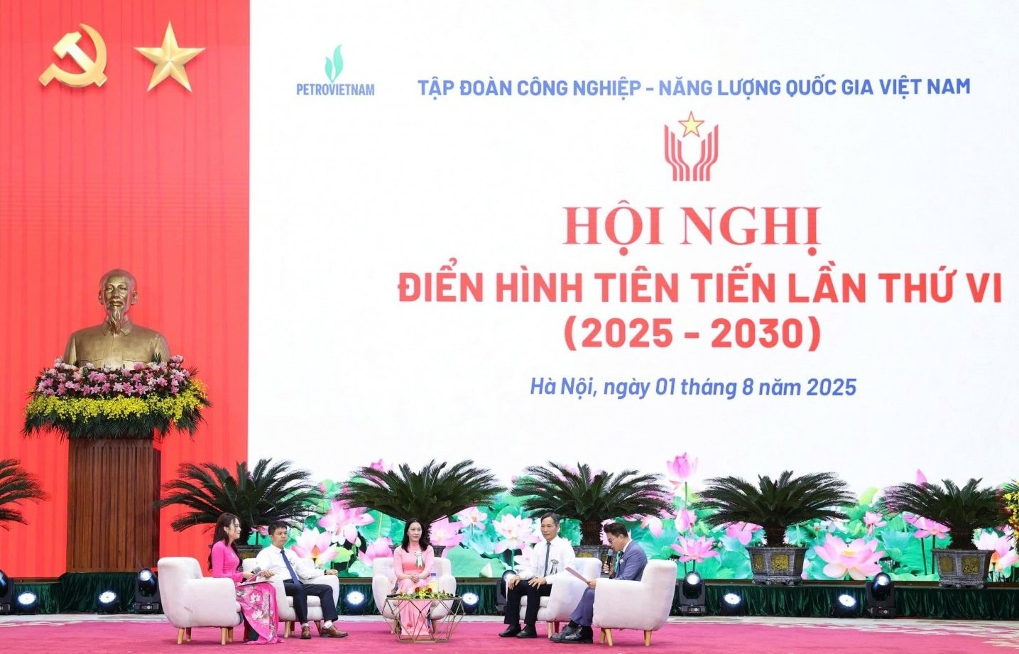 Anh Lê Đăng Tâm (thứ hai bên phải), chị Trương Thị Thu Hà (ngồi giữa) và anh Vũ Văn Hoan (thứ hai bên trái) giao lưu, chia sẻ tại Hội nghị điển hình tiên tiến lần thứ VI (2025 - 2030) của Petrovietnam. Ảnh: Hồng Thắm.