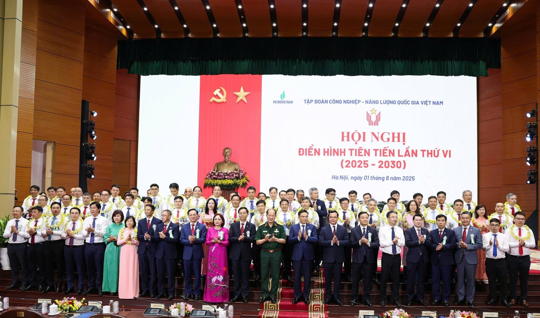 Đằng sau những con số ấn tượng về sản lượng, doanh thu, lợi nhuận, là tâm huyết của tập thể lãnh đạo và sự cống hiến, nỗ lực bền bỉ của mỗi cá nhân với ý chí, trí tuệ và cả tình yêu sâu sắc dành cho Petrovietnam. Ảnh: Hồng Thắm.