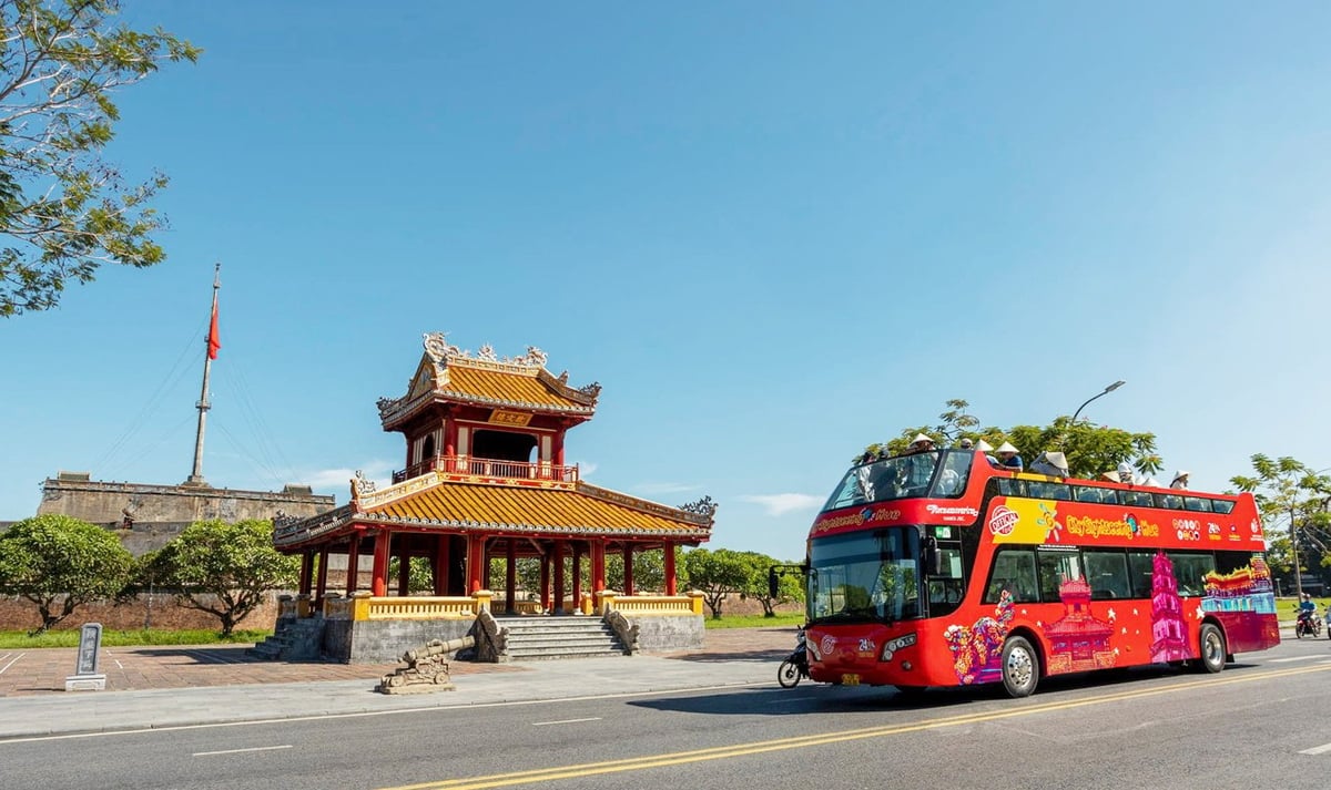 100% xe buýt đầu tư mới và thay thế ở TP. Huế từ năm 2025 phải chuyển qua sử dụng ô tô điện, năng lượng xanh. Ảnh: VisitHue.