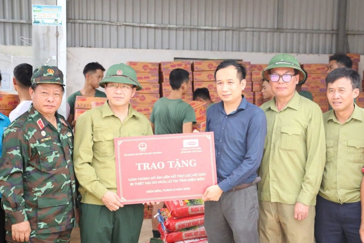 Trao 1.000 thùng mỳ ăn liền hỗ trợ người dân Điện Biên bị ảnh hưởng mưa lũ. Ảnh: Hoàng Châu. Trao 1.000 thùng mỳ ăn liền hỗ trợ người dân Điện Biên bị ảnh hưởng mưa lũ. Ảnh: Hoàng Châu.
