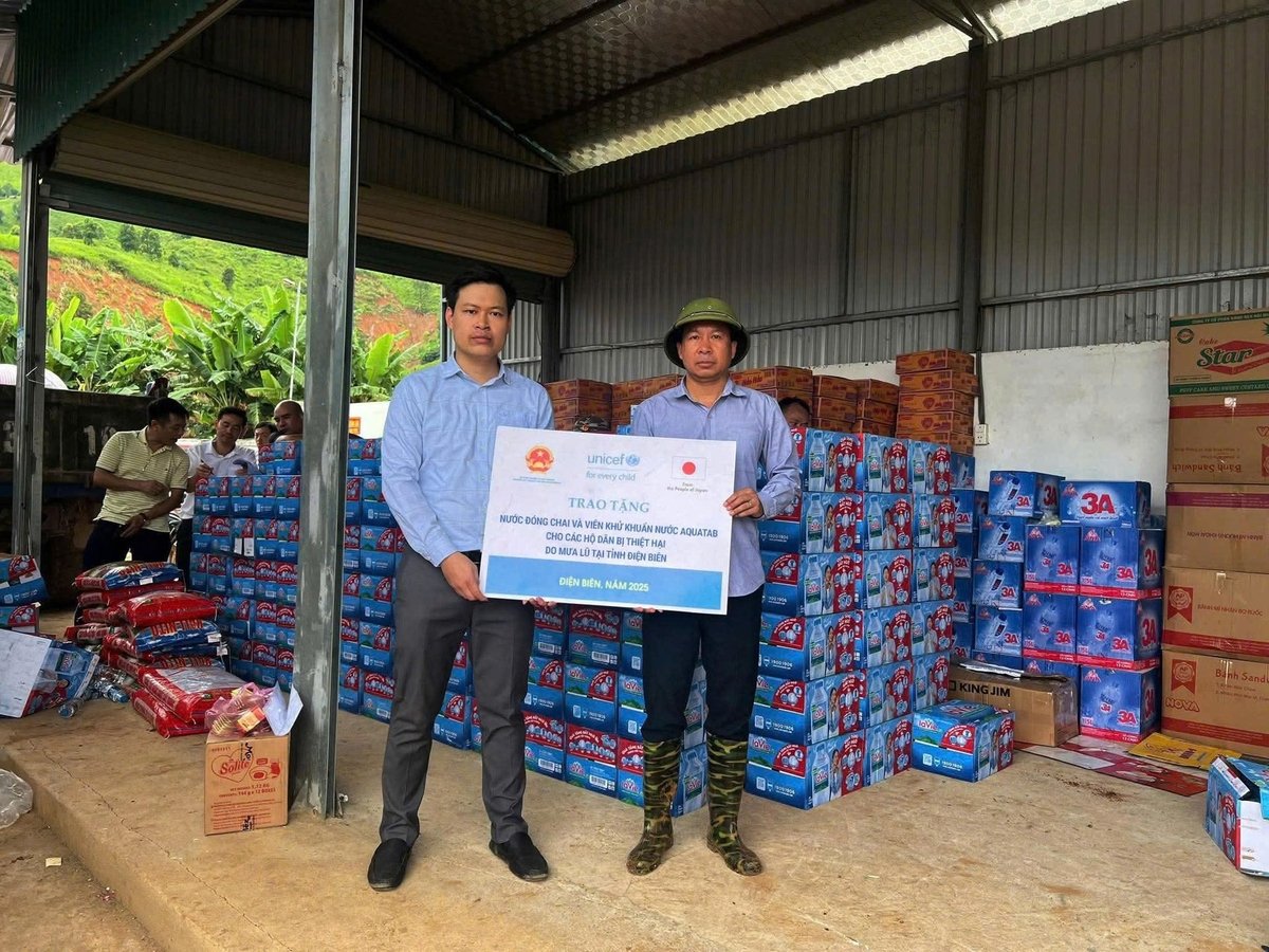 Trao nước sạch và viên khử khuẩn cho người dân vùng lũ Điện Biên. Ảnh: Hoàng Châu. Trao nước sạch và viên khử khuẩn cho người dân vùng lũ Điện Biên. Ảnh: Hoàng Châu.