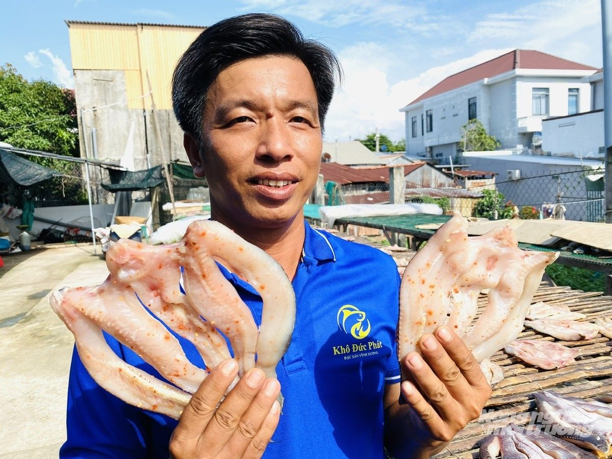  Anh Trần Văn Đức giới thiệu sản phẩm khô cá đạt chứng nhận OCOP 3 sao. Ảnh: Lê Hoàng Vũ.