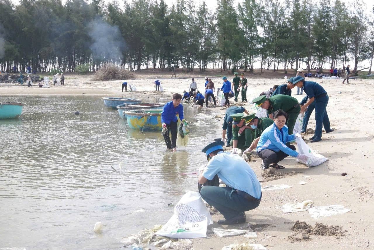 Giữ gìn sự trong lành của các bãi biển nói chung trở thành một trong những nhiệm vụ và phong trào thường xuyên của các tổ chức, đoàn thể của các địa phương ven biển tại TP.HCM. Ảnh: UBND xã Hồ Tràm. Giữ gìn sự trong lành của các bãi biển nói chung trở thành một trong những nhiệm vụ và phong trào thường xuyên của các tổ chức, đoàn thể của các địa phương ven biển tại TP.HCM. Ảnh: UBND xã Hồ Tràm.