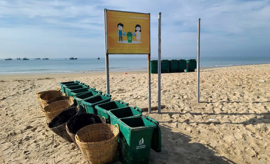 Những thùng rác được bố trí tại nhiều bãi biển để du khách, người dân tiện bỏ rác thải sau khi sử dụng hoặc thu gom trên bãi biển. Ảnh: Thanh Hồng. Những thùng rác được bố trí tại nhiều bãi biển để du khách, người dân tiện bỏ rác thải sau khi sử dụng hoặc thu gom trên bãi biển. Ảnh: Thanh Hồng.