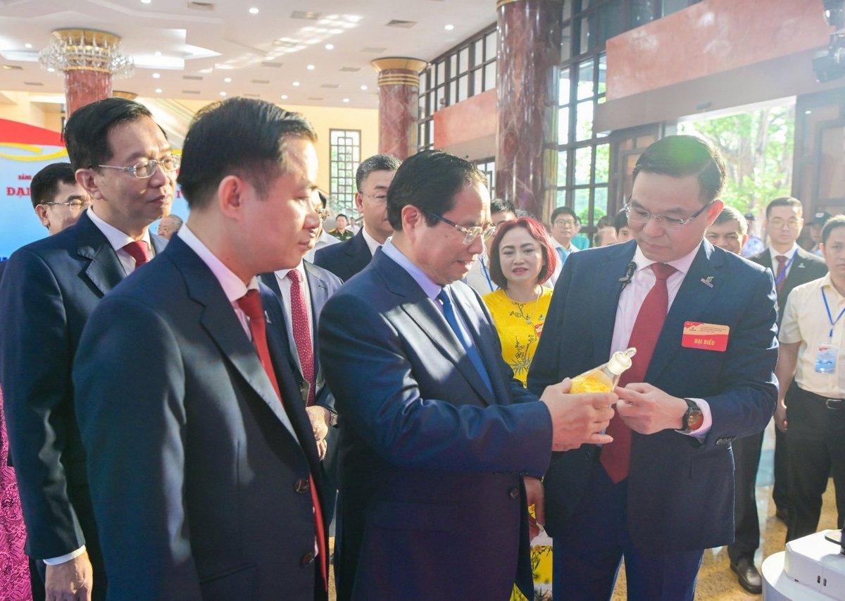 Thủ tướng Chính phủ Phạm Minh Chính nghe giới thiệu về sản phẩm mới của Petrovietnam. Ảnh: Petrovietnam. Thủ tướng Chính phủ Phạm Minh Chính nghe giới thiệu về sản phẩm mới của Petrovietnam. Ảnh: Petrovietnam.