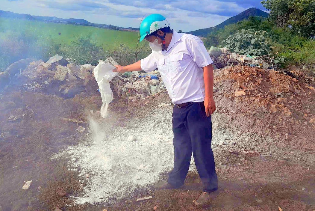 Rắc vôi xử lý hố chôn lợn bị dịch tả lợn châu Phi. Ảnh: Kim Sơ. Rắc vôi xử lý hố chôn lợn bị dịch tả lợn châu Phi. Ảnh: Kim Sơ.
