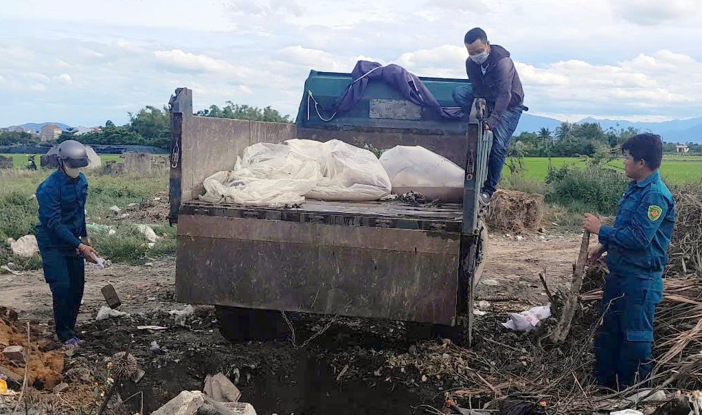 Lực lượng chức năng xử lý lợn bị bệnh dịch tả lợn Châu Phi. Ảnh: Kim Sơ. Lực lượng chức năng xử lý lợn bị bệnh dịch tả lợn Châu Phi. Ảnh: Kim Sơ.