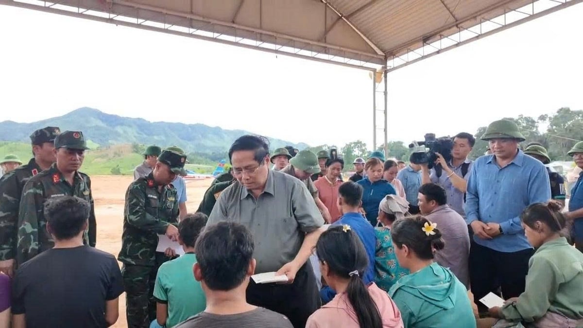 Thủ tướng trao quà động viên những gia đình có người thiệt mạng trong trận mưa lũ ngày 1/8. Ảnh: Hoàng Châu. Thủ tướng trao quà động viên những gia đình có người thiệt mạng trong trận mưa lũ ngày 1/8. Ảnh: Hoàng Châu.