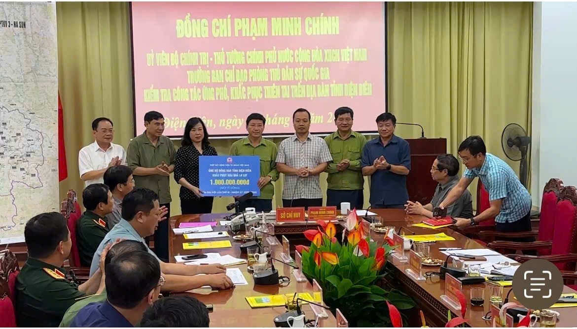 Trao quà hỗ trợ giúp tỉnh Điện Biên khắc phục hậu quả mưa lũ. Ảnh: Trần Hương. Trao quà hỗ trợ giúp tỉnh Điện Biên khắc phục hậu quả mưa lũ. Ảnh: Trần Hương.
