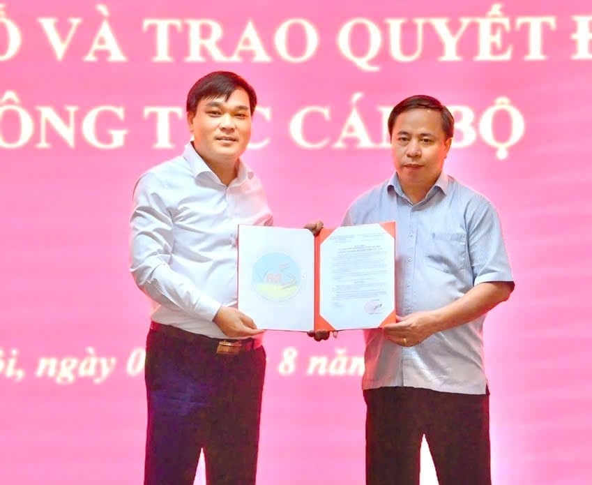 Giám đốc Viện Khoa học Nông nghiệp Việt Nam trao quyết định Phó Viện trưởng phụ trách Viện Di truyền Nông nghiệp Lê Đức Thảo (trái). Ảnh: AGI. Giám đốc Viện Khoa học Nông nghiệp Việt Nam trao quyết định Phó Viện trưởng phụ trách Viện Di truyền Nông nghiệp Lê Đức Thảo (trái). Ảnh: AGI.